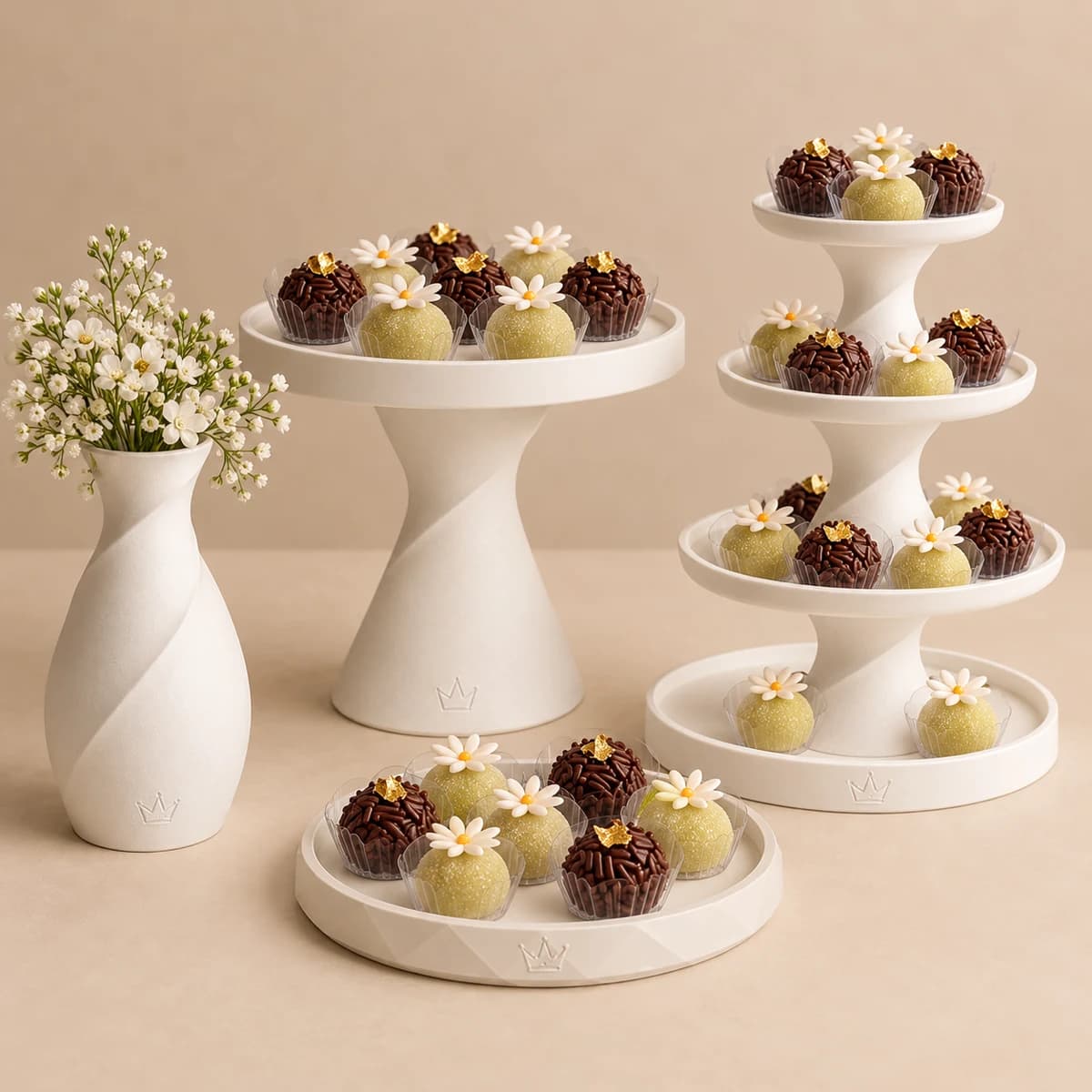 Composição ilustrativa das peças com brigadeiros de chocolate e doces decorados com flores